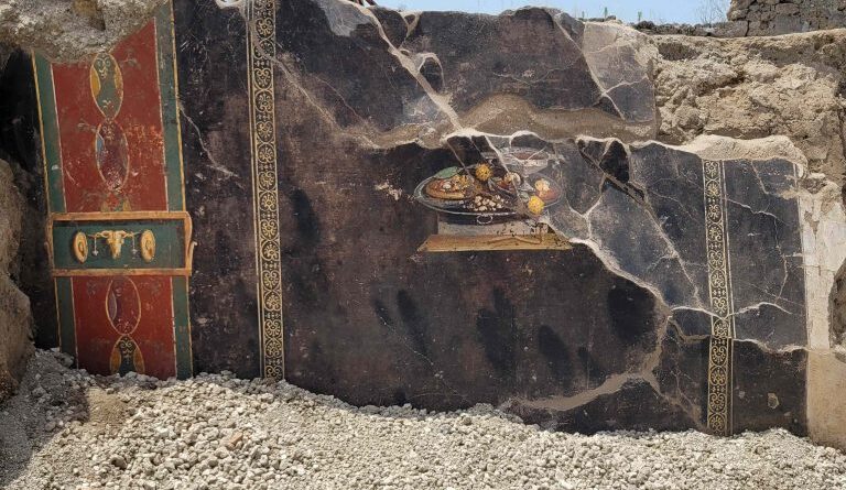 newly-recovered-fresco-from-ancient-pompeii-shows-an-early-form-of-pizza